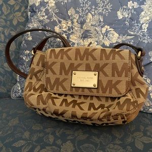 NEVER USED Micheal Kors crossbody bag